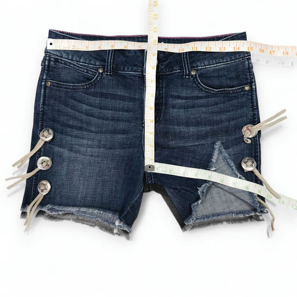 VTG EUC Wrangler Denim Shorts Silver Concho Embroidered Sz. 7 Western Rodeo Boho - Picture 7 of 7